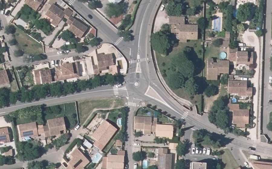 Vue aérienne du Rond-point anonyme n°710529614