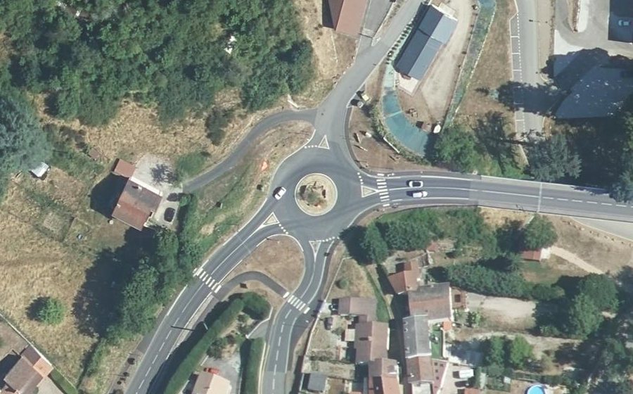 Vue aérienne du Rond-point anonyme n°710640324