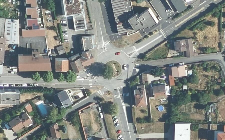Vue aérienne du Rond-point anonyme n°710640345