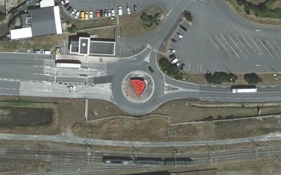 Vue aérienne du Rond-point anonyme n°71079657