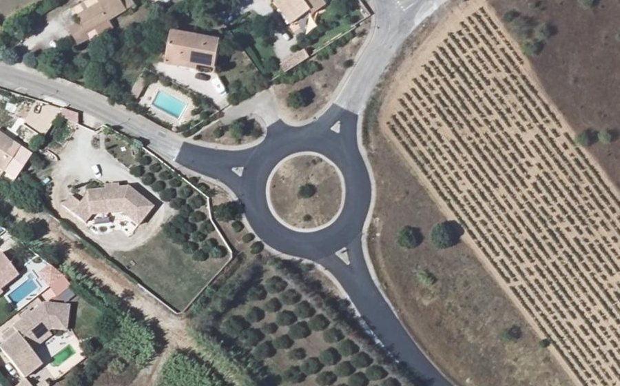 Vue aérienne du Rond-point anonyme n°71092250