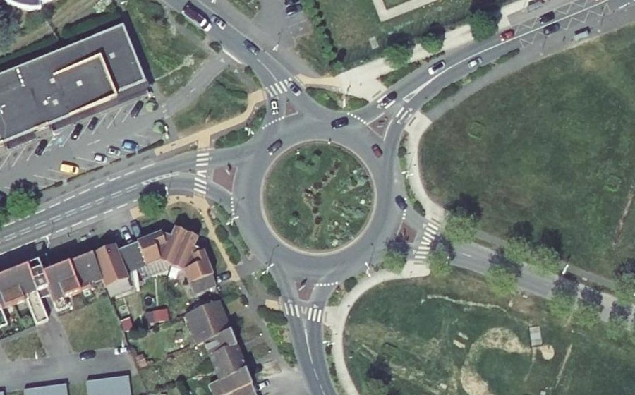 Vue aérienne du Rond-point anonyme n°711322391