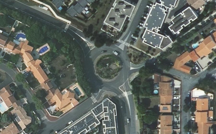 Vue aérienne du Rond-point anonyme n°71165535