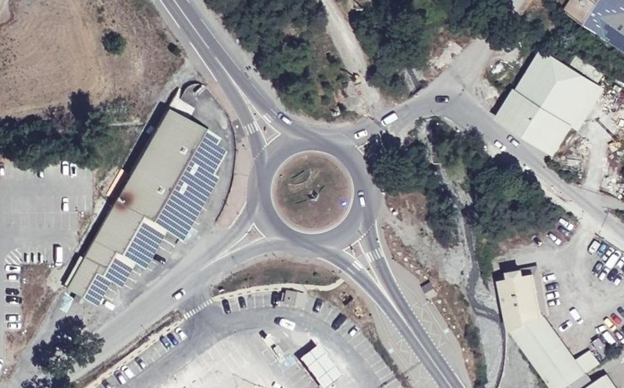 Vue aérienne du Rond-point anonyme n°71177431