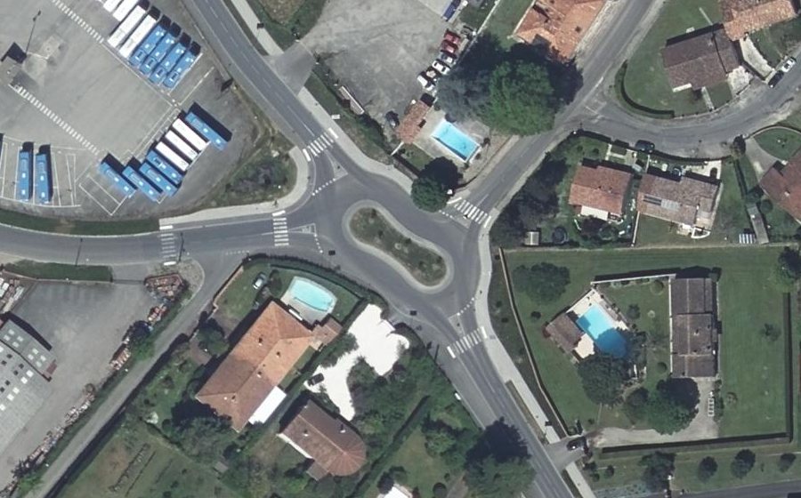 Vue aérienne du Rond-point anonyme n°71190329