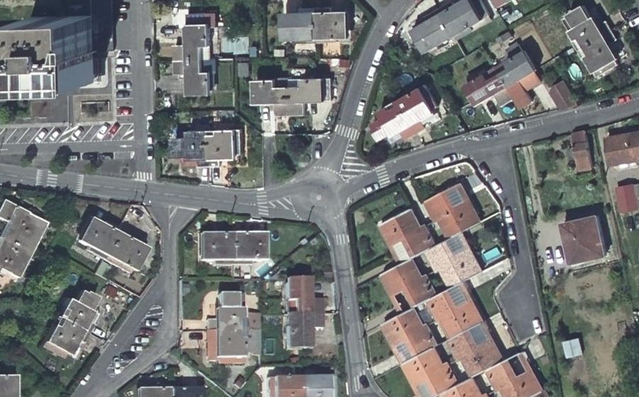 Vue aérienne du Rond-point anonyme n°71190330