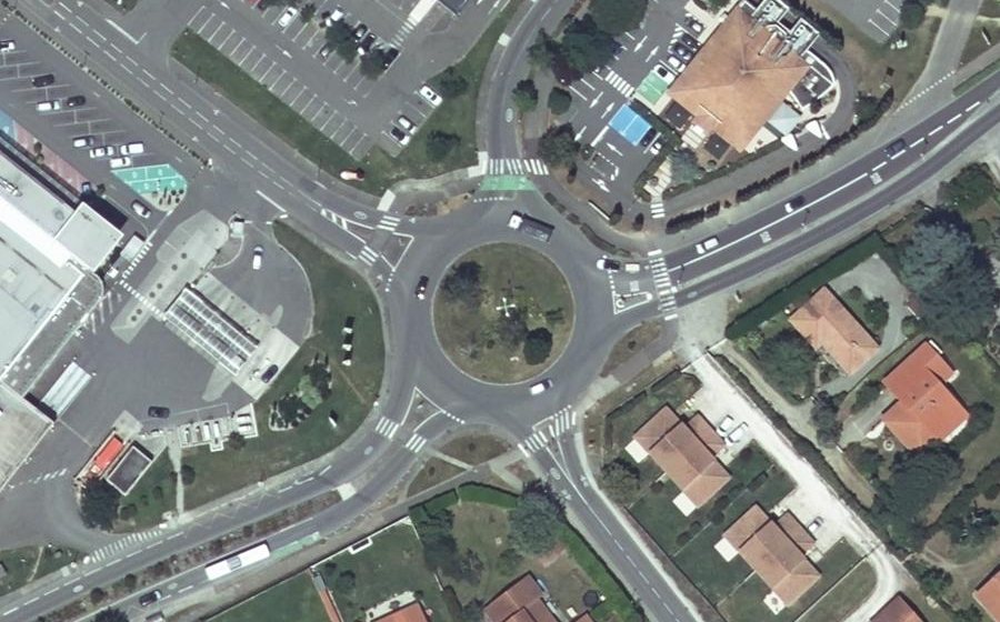 Vue aérienne du Rond-point anonyme n°71236157