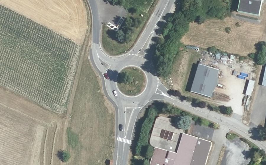 Vue aérienne du Rond-point anonyme n°71249061