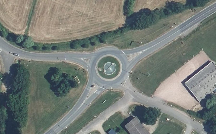 Vue aérienne du Rond-point anonyme n°71261894