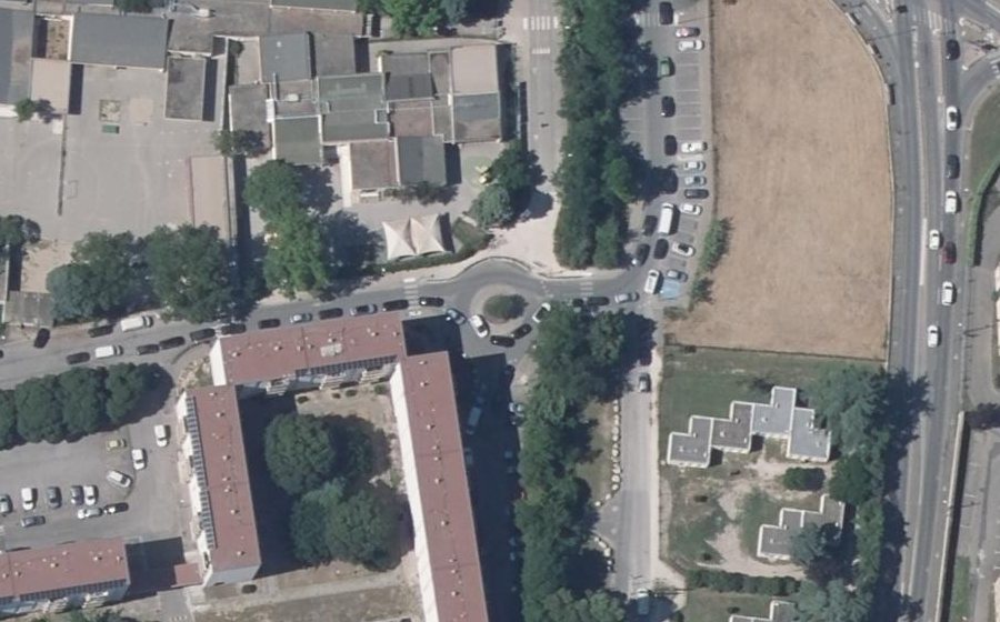 Vue aérienne du Rond-point anonyme n°712666346