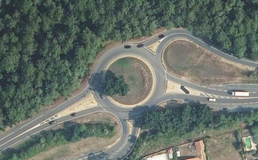 Vue aérienne du Rond-point anonyme n°71284624