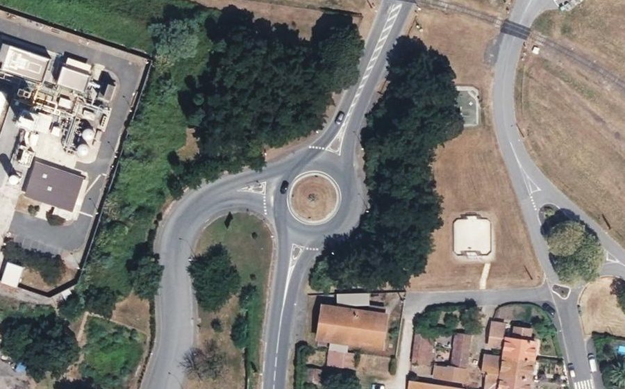 Vue aérienne du Rond-point anonyme n°71284749