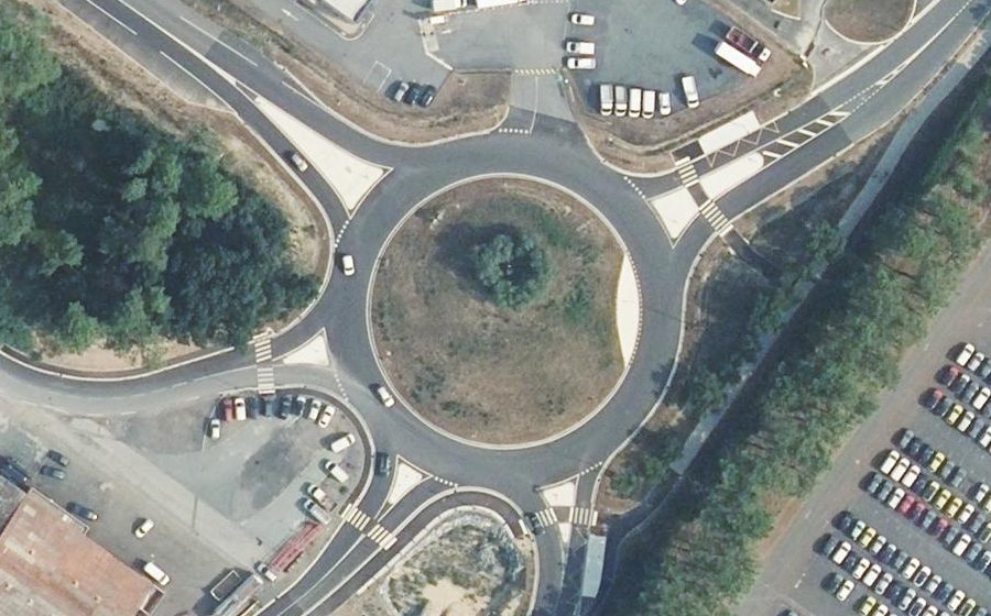 Vue aérienne du Rond-point anonyme n°71284752