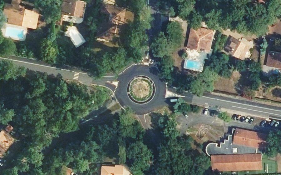 Vue aérienne du Rond-point anonyme n°71309531