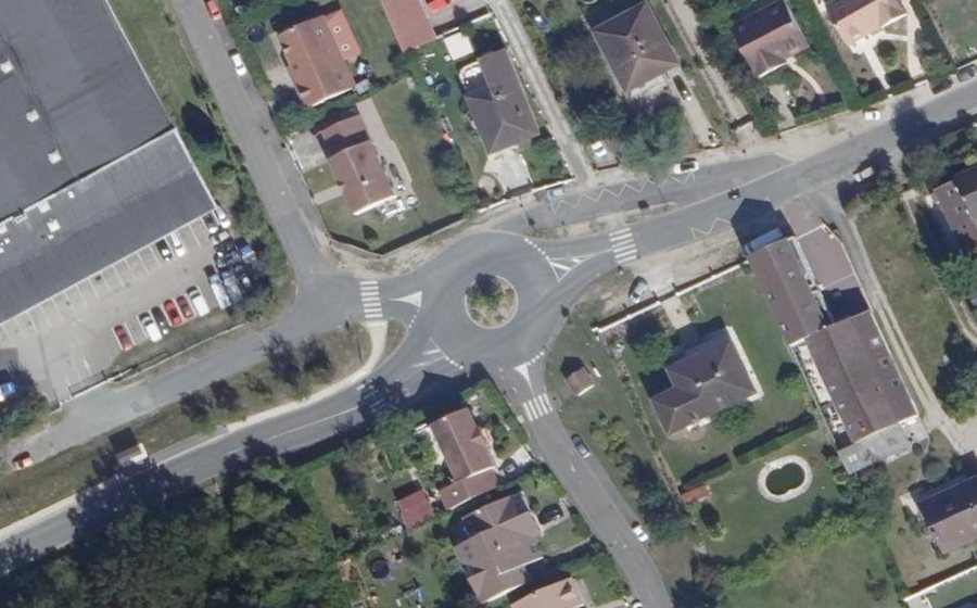 Vue aérienne du Rond-point anonyme n°71321645