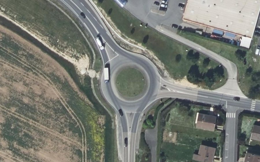 Vue aérienne du Rond-point anonyme n°71327181
