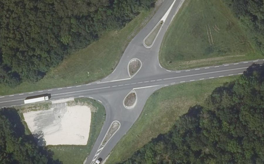 Vue aérienne du Rond-point anonyme n°713292608