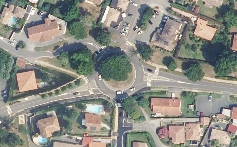 Vue aérienne du Rond-point anonyme n°71330614