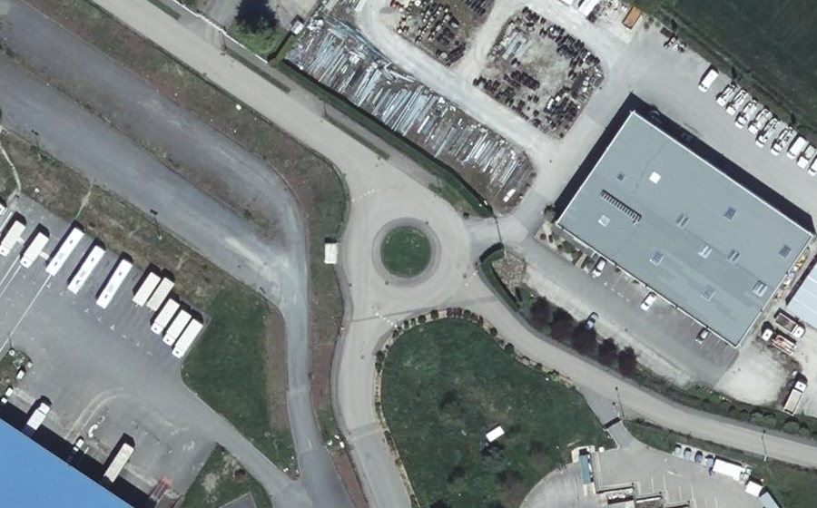 Vue aérienne du Rond-point anonyme n°71330882