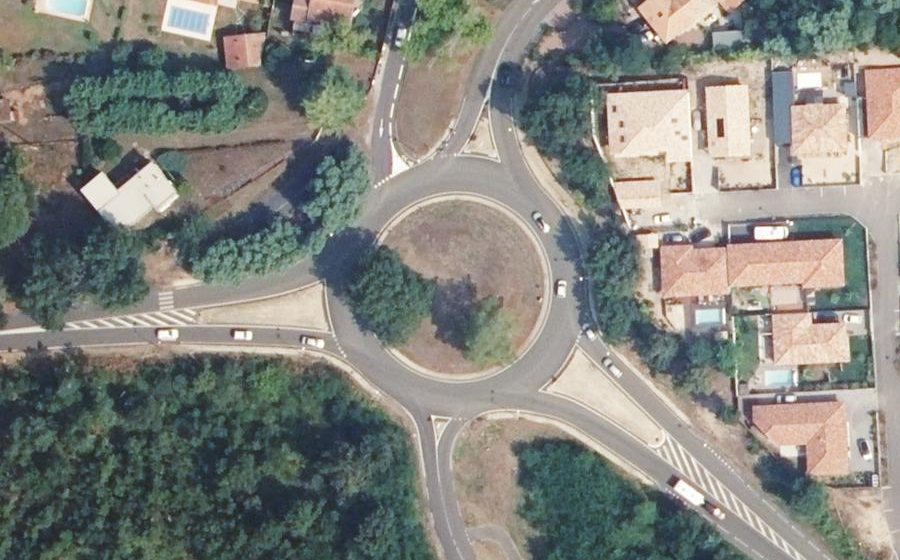 Vue aérienne du Rond-point anonyme n°71332548