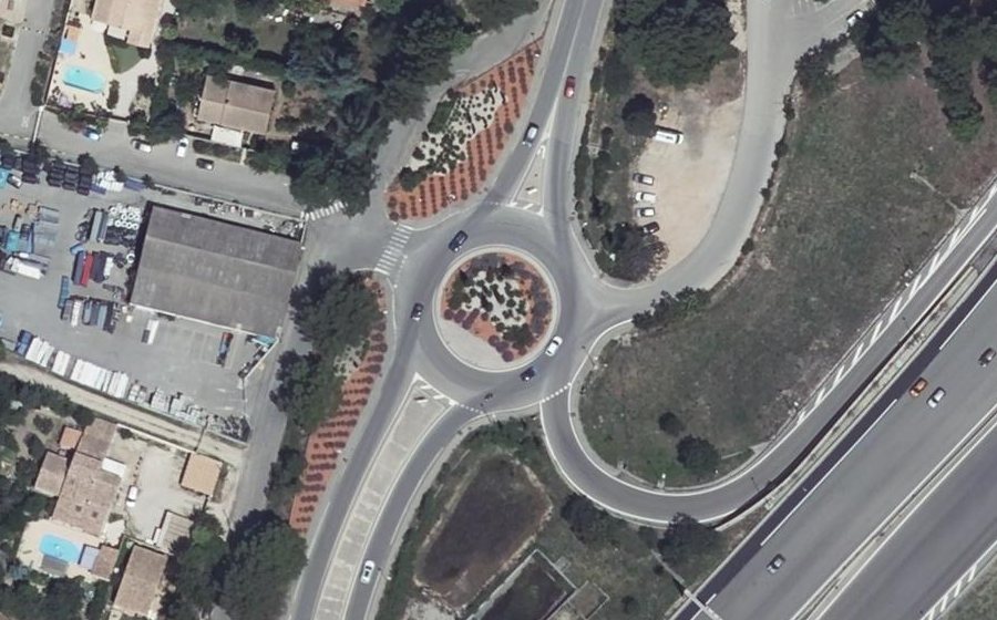 Vue aérienne du Rond-point anonyme n°71363442