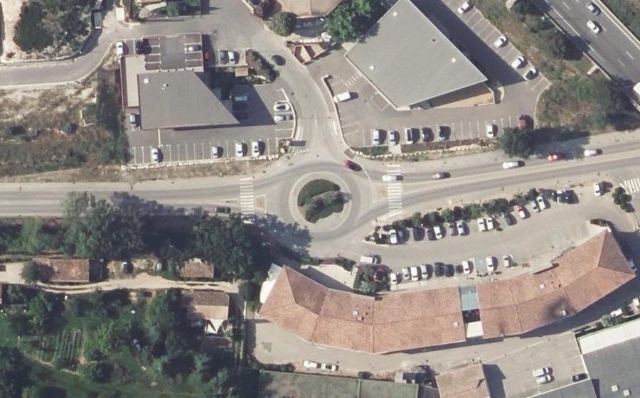 Vue aérienne du Rond-point anonyme n°71365083
