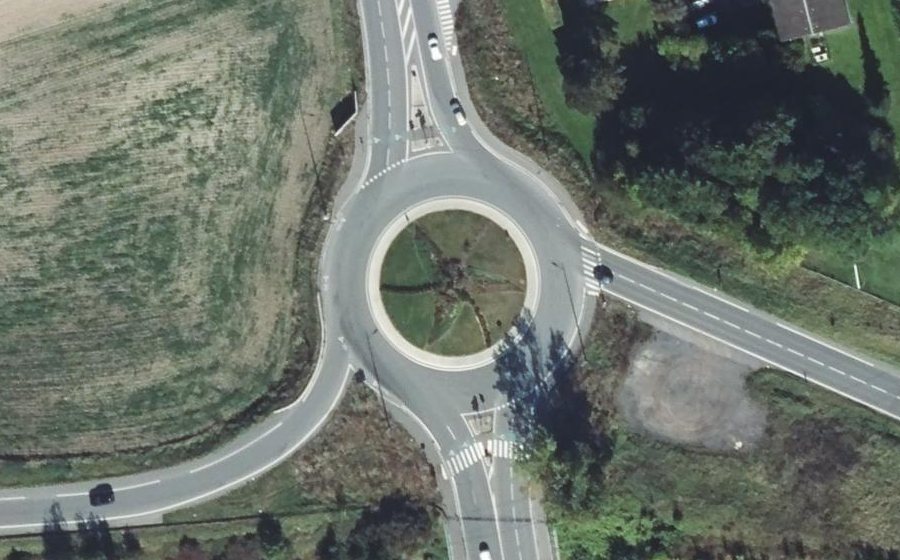 Vue aérienne du Rond-point anonyme n°713725474