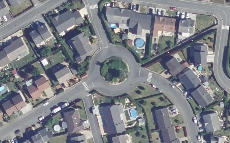 Vue aérienne du Rond-point anonyme n°71374057
