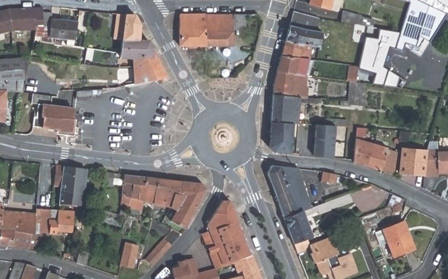 Vue aérienne du Rond-point anonyme n°71383520