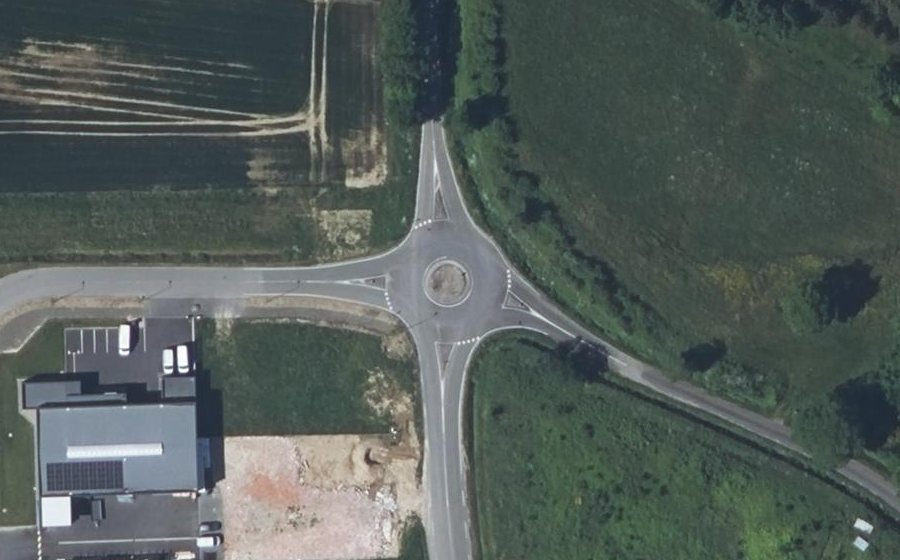 Vue aérienne du Rond-point anonyme n°713852077