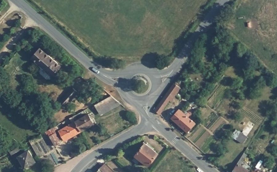 Vue aérienne du Rond-point anonyme n°71385600