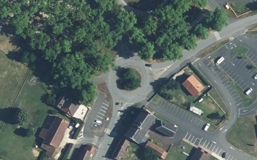 Vue aérienne du Rond-point anonyme n°71385608