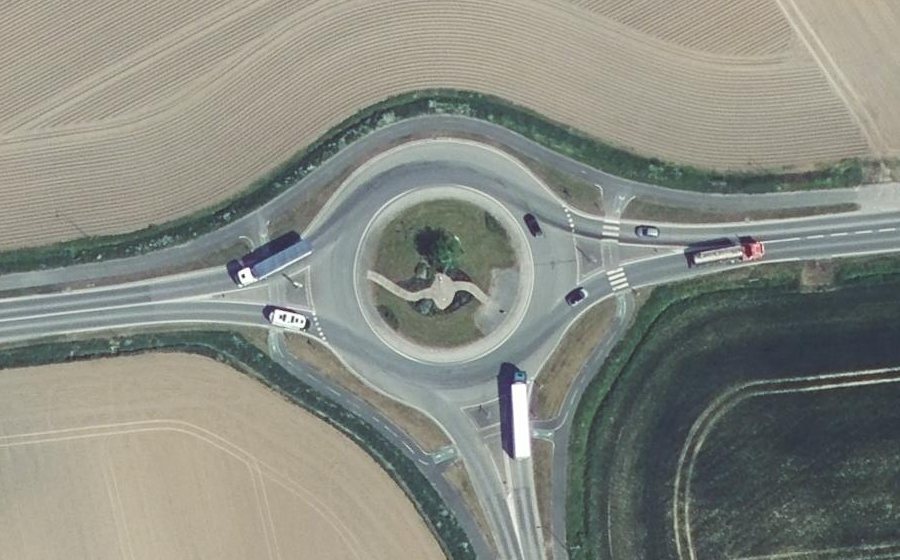 Vue aérienne du Rond-point anonyme n°713857516