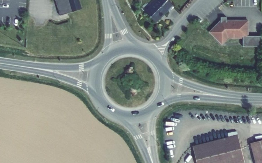 Vue aérienne du Rond-point anonyme n°713857529