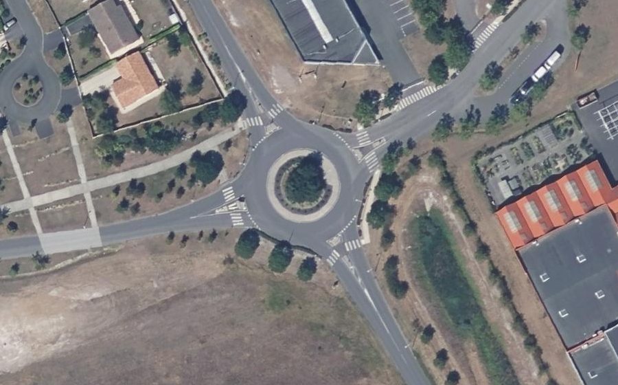 Vue aérienne du Rond-point anonyme n°71394137