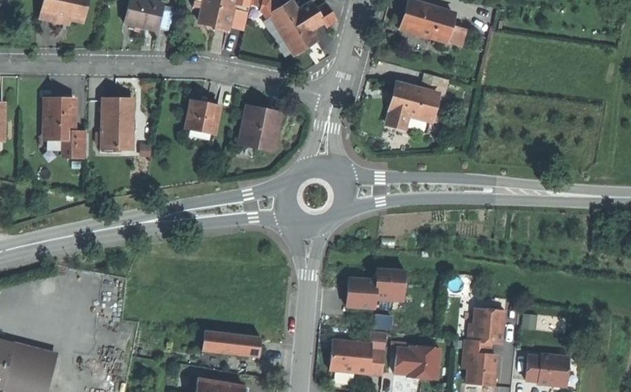 Vue aérienne du Rond-point anonyme n°71394811