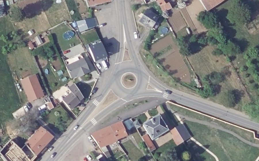 Vue aérienne du Rond-point anonyme n°71436070