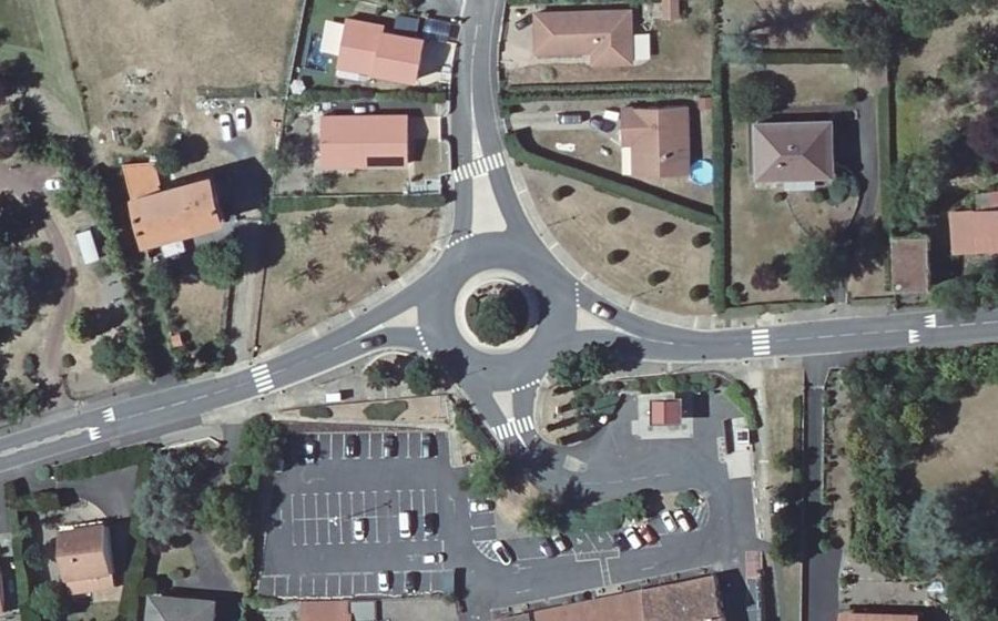 Vue aérienne du Rond-point anonyme n°71450119
