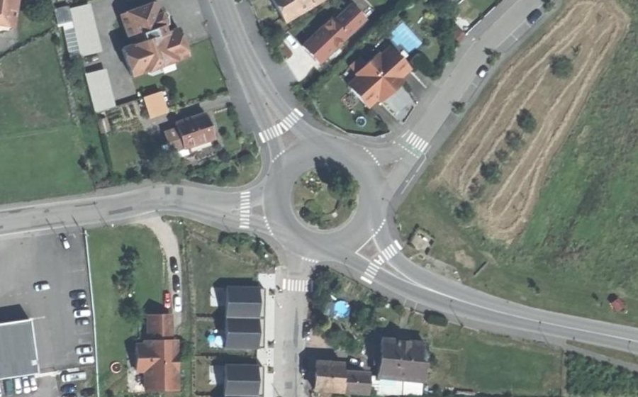Vue aérienne du Rond-point anonyme n°71453825
