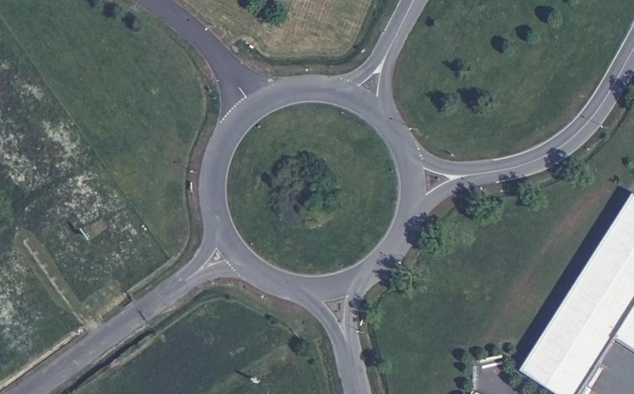 Vue aérienne du Rond-point anonyme n°71455792