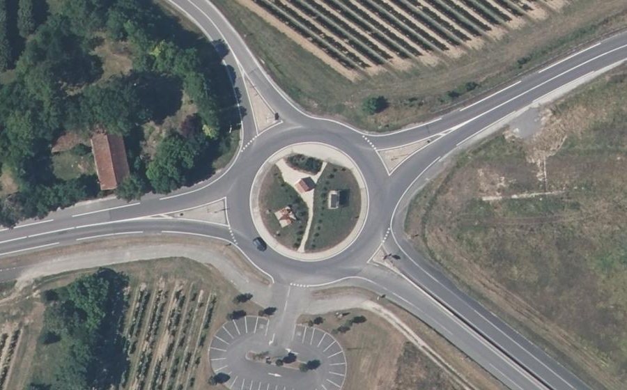 Vue aérienne du Rond-point anonyme n°715074886