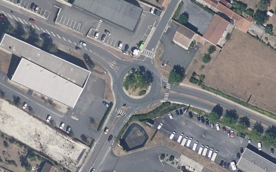 Vue aérienne du Rond-point anonyme n°715074893