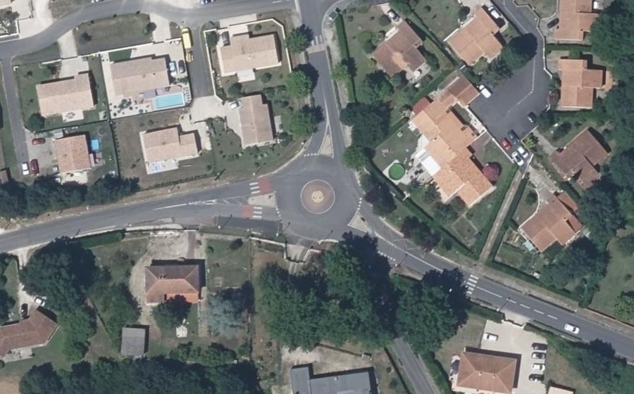 Vue aérienne du Rond-point anonyme n°715082637
