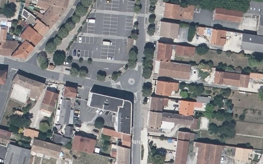 Vue aérienne du Rond-point anonyme n°715154791