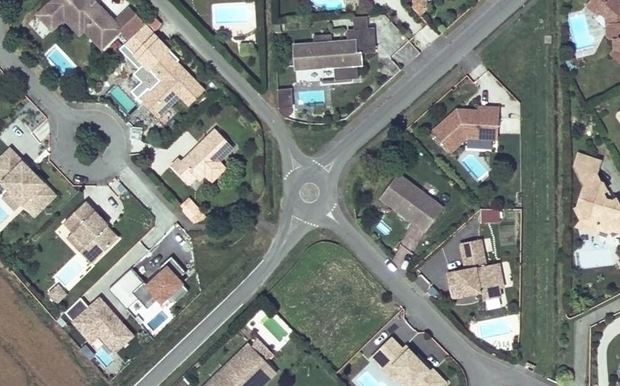 Vue aérienne du Rond-point anonyme n°71515565