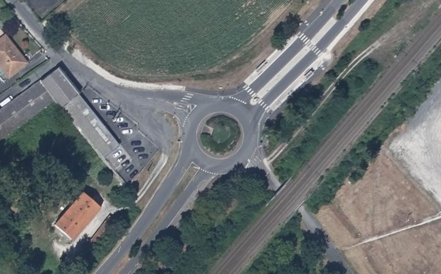 Vue aérienne du Rond-point anonyme n°715163805
