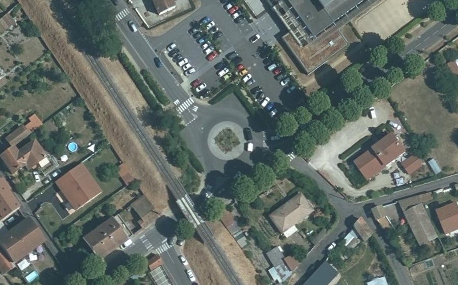 Vue aérienne du Rond-point anonyme n°71588968
