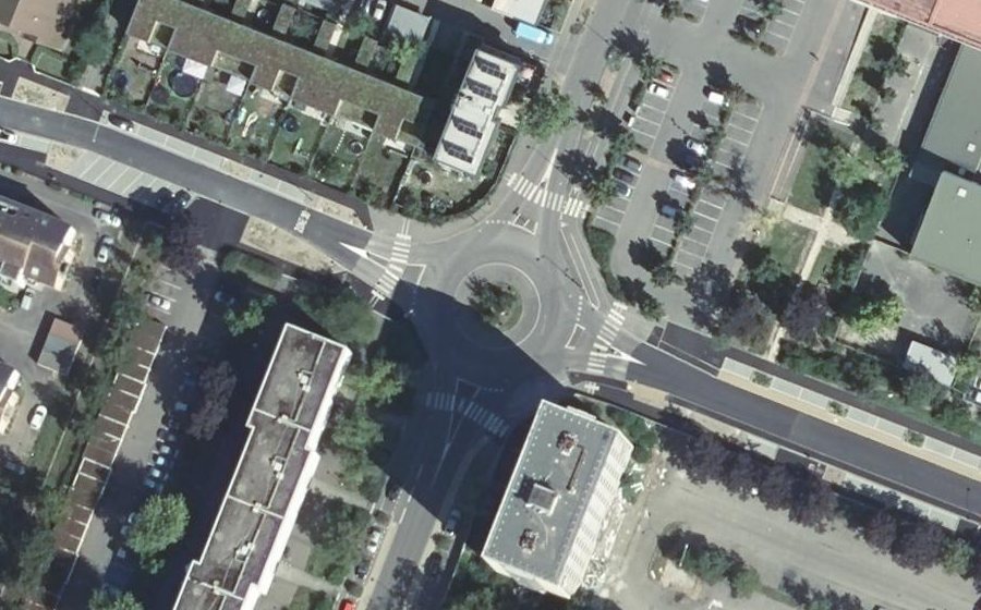 Vue aérienne du Rond-point anonyme n°71598870