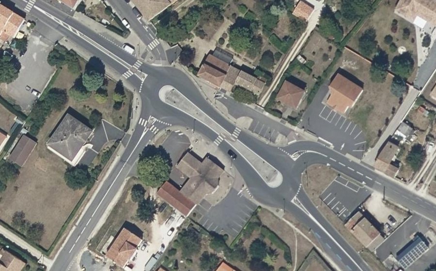 Vue aérienne du Rond-point anonyme n°715990376