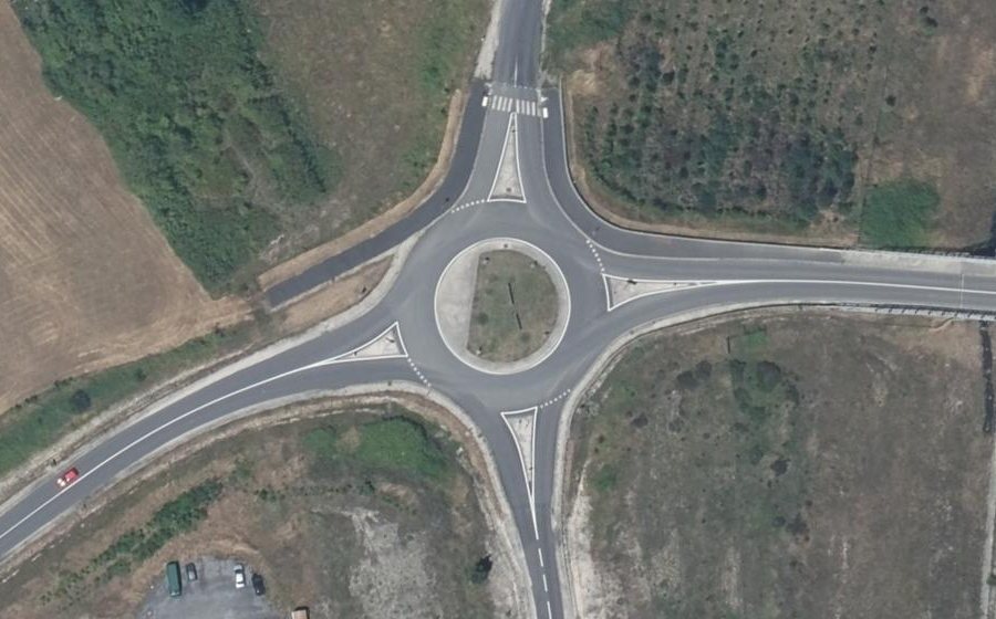 Vue aérienne du Rond-point anonyme n°715990410
